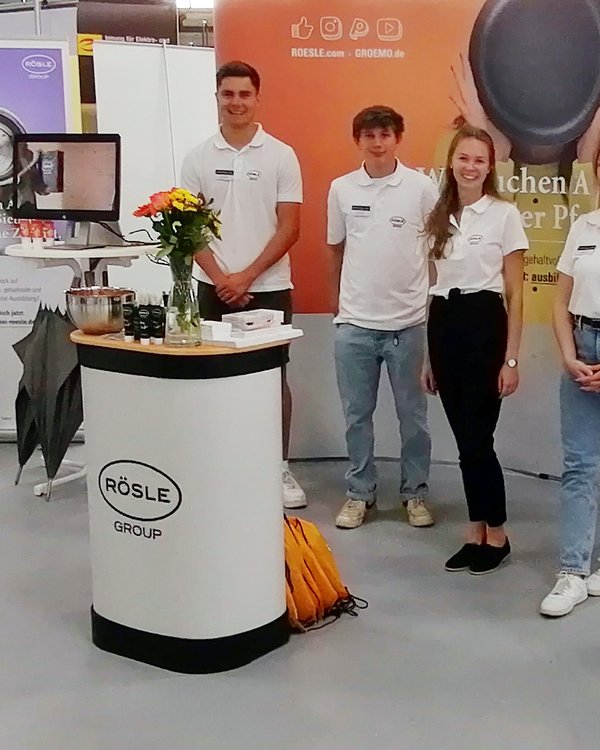 zwei Männer und zwei Frauen die an einem Messestand stehen | © RÖSLE GORUP