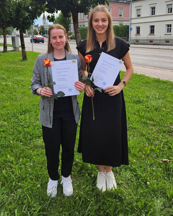 Abschlussfeier 2025 | © RÖSLE GROUP Auf dem Bild kann man 2 junge Frauen sehen die ein Abschlusszeugnis in der Handhalten und in die Kamera lächeln | © RÖSLE GROUP