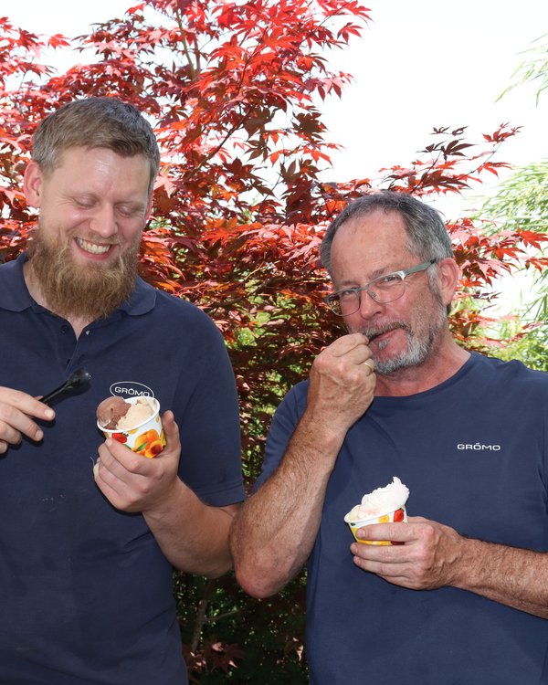 Auf dem Bild sind 2 Männer zu sehen, die ein Eis im Becher essen. Der linke Mann schaut sein Eis an während der rechte Mann in die Kamera lächelt | © RÖSLE GROUP
