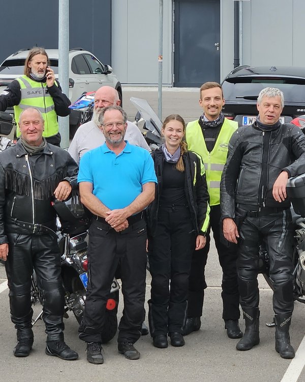 Motorradausfahrt | © RÖSLE GROUP Auf dem Bild stehen 11 Leute nebeneinander, alle in Motorradasurüstung. Sie lächeln alle in das Bild. | © RÖSLE GROUP