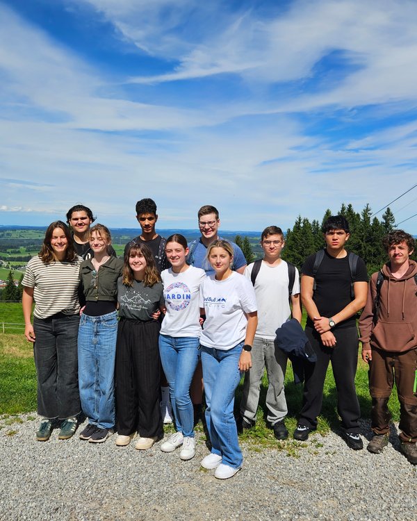 Wandertag | © RÖSLE GROUP Auf dem Bild stehen 6 Jungen und 5 Mädchen. Sie stehen im Freien vor einer schönen Landschaft mit Hügeln und lächeln in die Kamera. | © RÖSLE GROUP