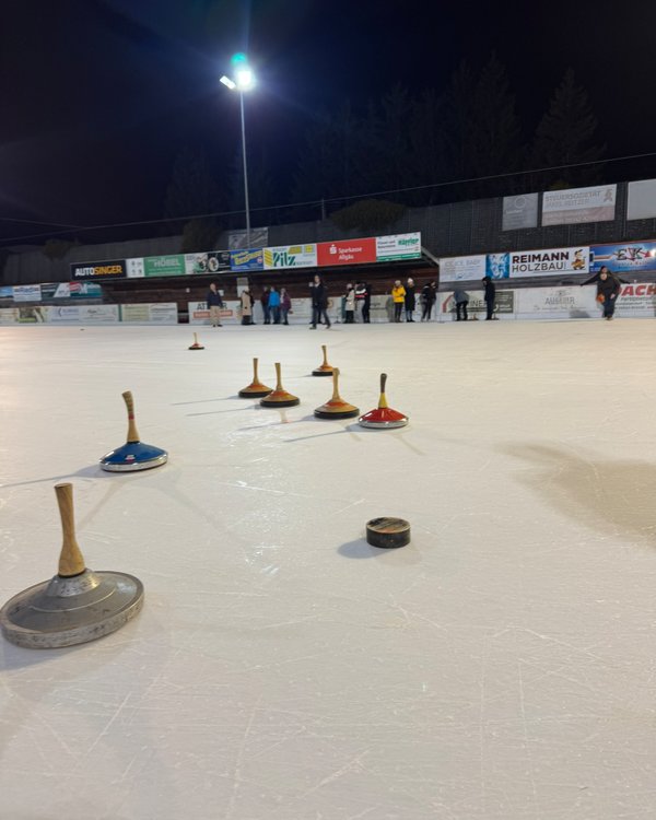 Viele Eisstöcke liegen quer verteilt auf dem eis | © RÖSLE GROUP