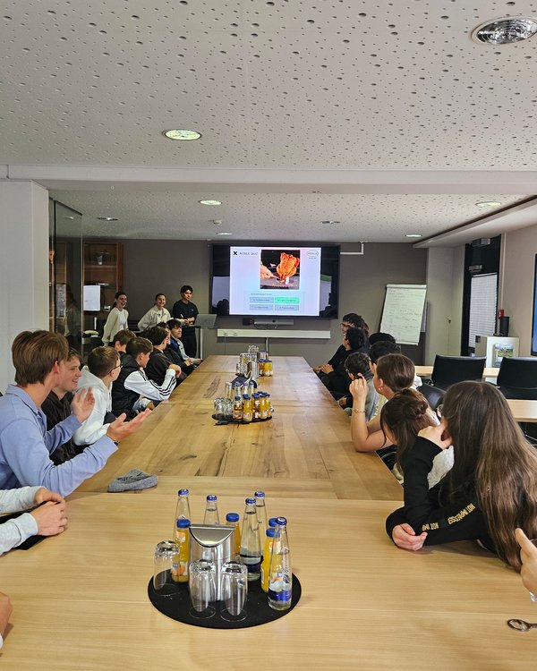 Eine Schulklasse sitzt an einem langen Tisch und macht ein Quiz über die Firma RÖSLE | © RÖSLE GROUP