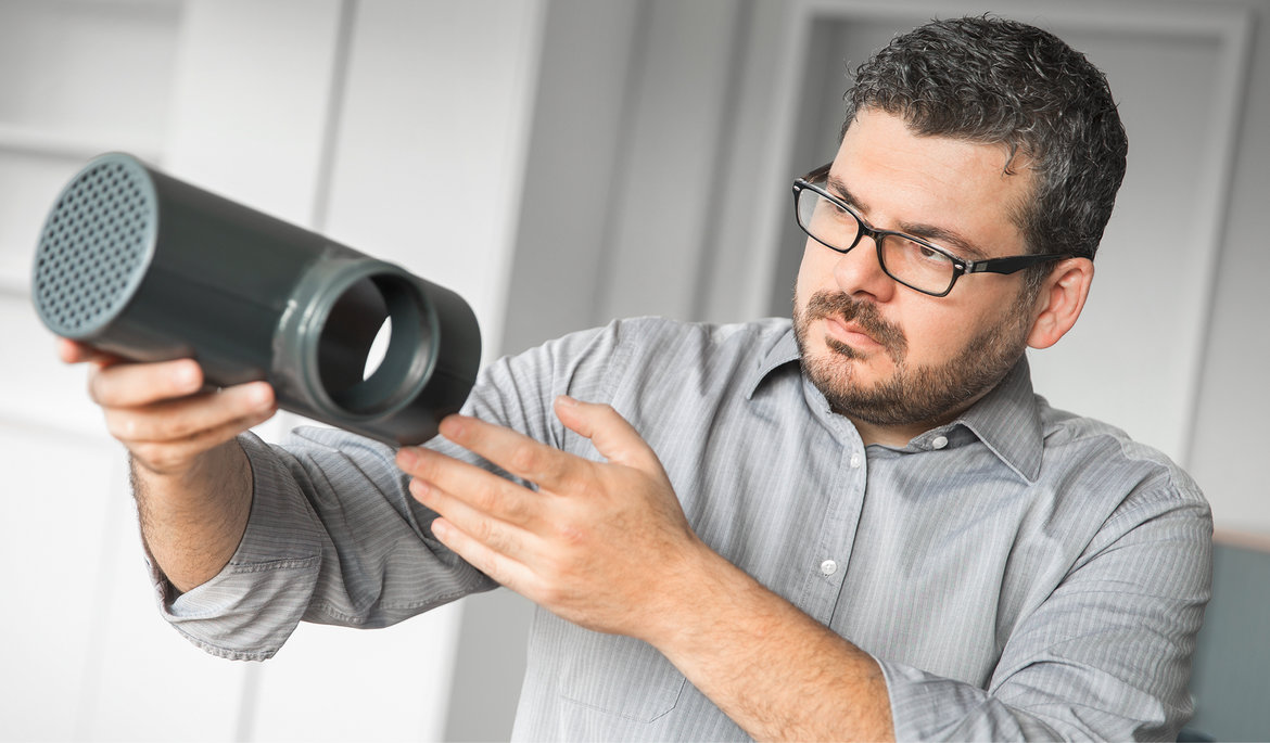 Employee examines a GRÖMO ALUSTAR flat roof branch | © GRÖMO