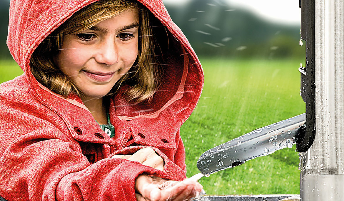 Mädchen Spielt mit Regenwasserklappe