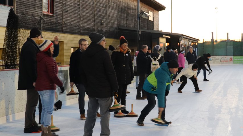 Eisstockschießen | © GRÖMO Mitarbeiter der RÖSLE GROUP beim Eisstockschießen | © GRÖMO