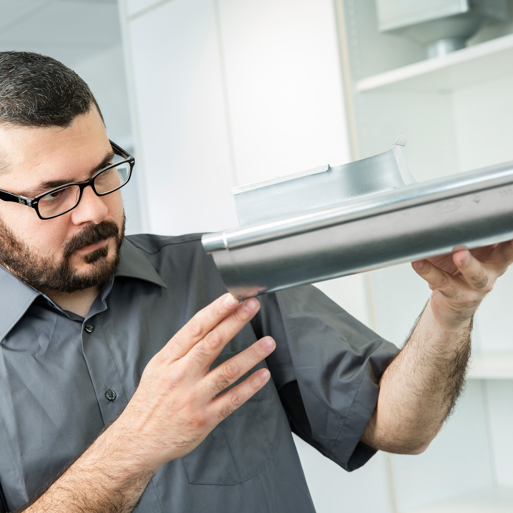 GRÖMO employee examines gutter corner